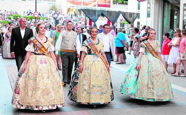 Imagen principal - La falla Diana prepara la mejor paella de la Festa Major de Dénia