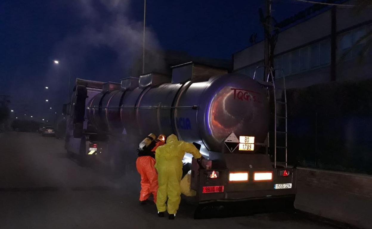 Un camión cargado con ácido clorhídrico sufre una fuga en el polígono Fuente del Jarro