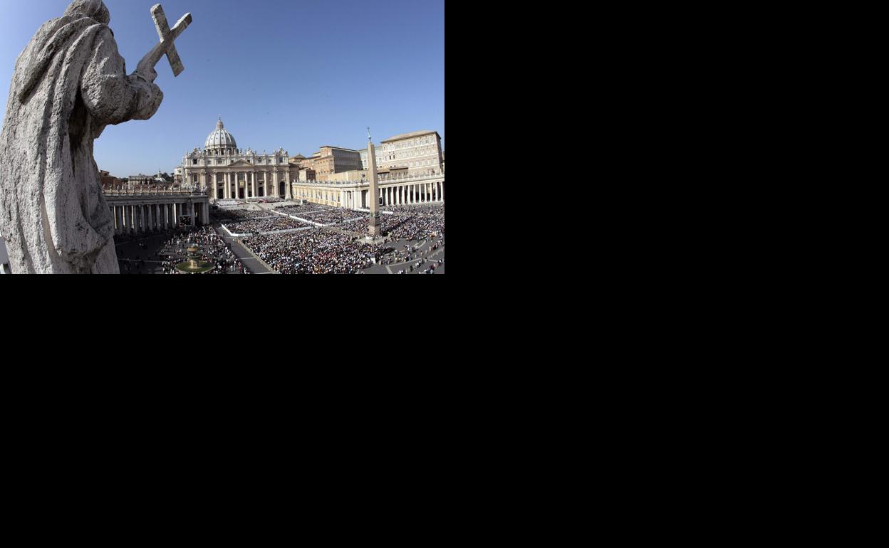 Una misa en la plaza de San Pedro del Vaticano.