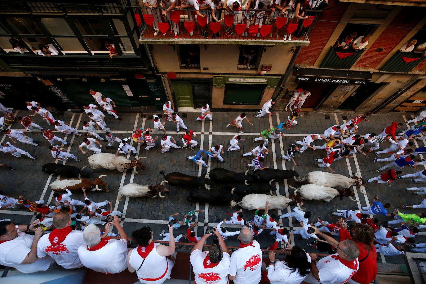 Los toros de Jandilla siguen la tónica de encierro veloz. Los astados dejan fuera su fama de peligrosos tras realizar un recorrido rápido y ordenado en dos minutos y diecinueve segundos. La carrera ha finalizado sin heridos, aunque con bastantes golpes.