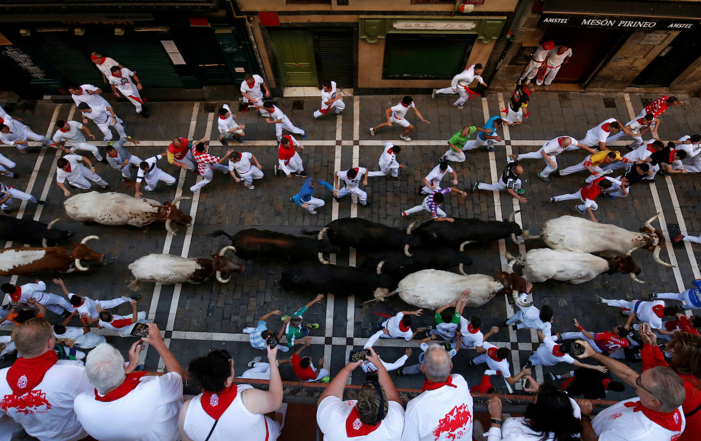 Los toros de Jandilla siguen la tónica de encierro veloz. Los astados dejan fuera su fama de peligrosos tras realizar un recorrido rápido y ordenado en dos minutos y diecinueve segundos. La carrera ha finalizado sin heridos, aunque con bastantes golpes.