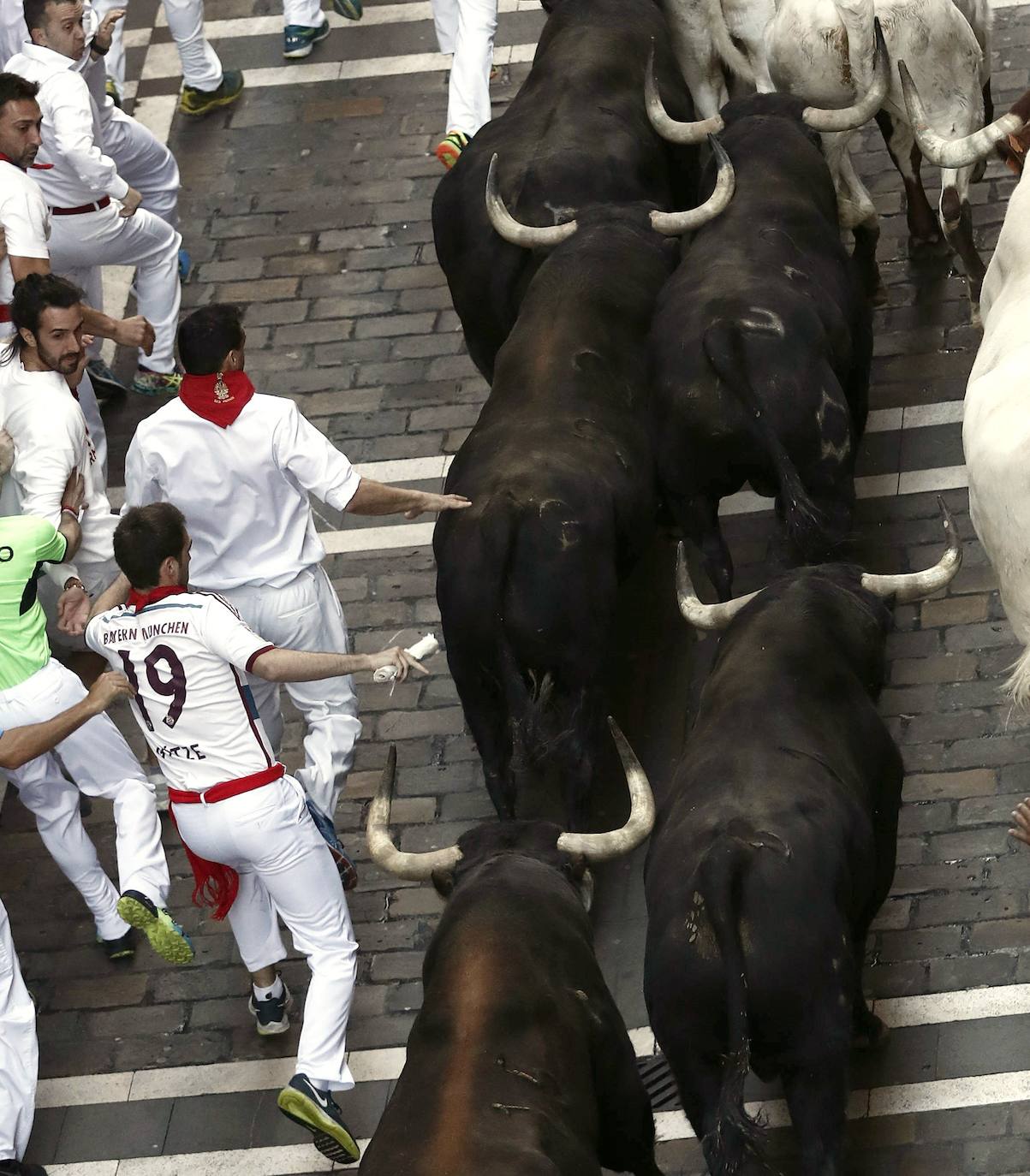 Los toros de Jandilla siguen la tónica de encierro veloz. Los astados dejan fuera su fama de peligrosos tras realizar un recorrido rápido y ordenado en dos minutos y diecinueve segundos. La carrera ha finalizado sin heridos, aunque con bastantes golpes.