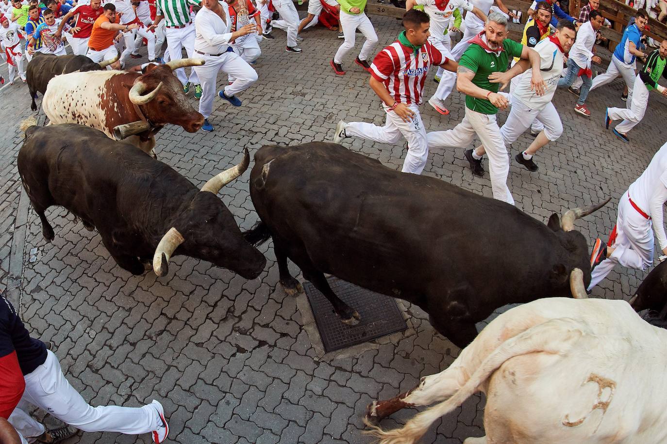 Los toros de Jandilla siguen la tónica de encierro veloz. Los astados dejan fuera su fama de peligrosos tras realizar un recorrido rápido y ordenado en dos minutos y diecinueve segundos. La carrera ha finalizado sin heridos, aunque con bastantes golpes.