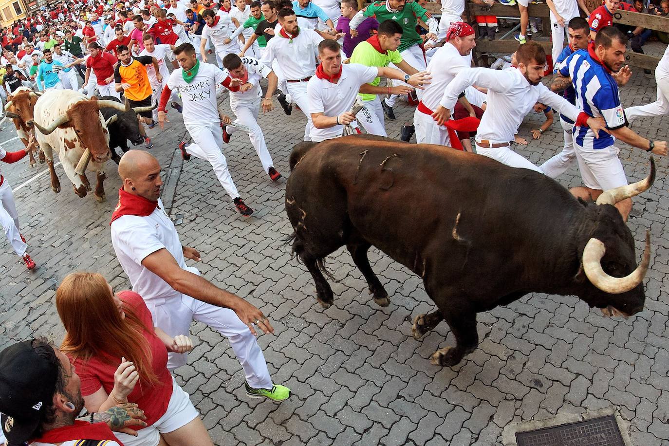 Los toros de Jandilla siguen la tónica de encierro veloz. Los astados dejan fuera su fama de peligrosos tras realizar un recorrido rápido y ordenado en dos minutos y diecinueve segundos. La carrera ha finalizado sin heridos, aunque con bastantes golpes.