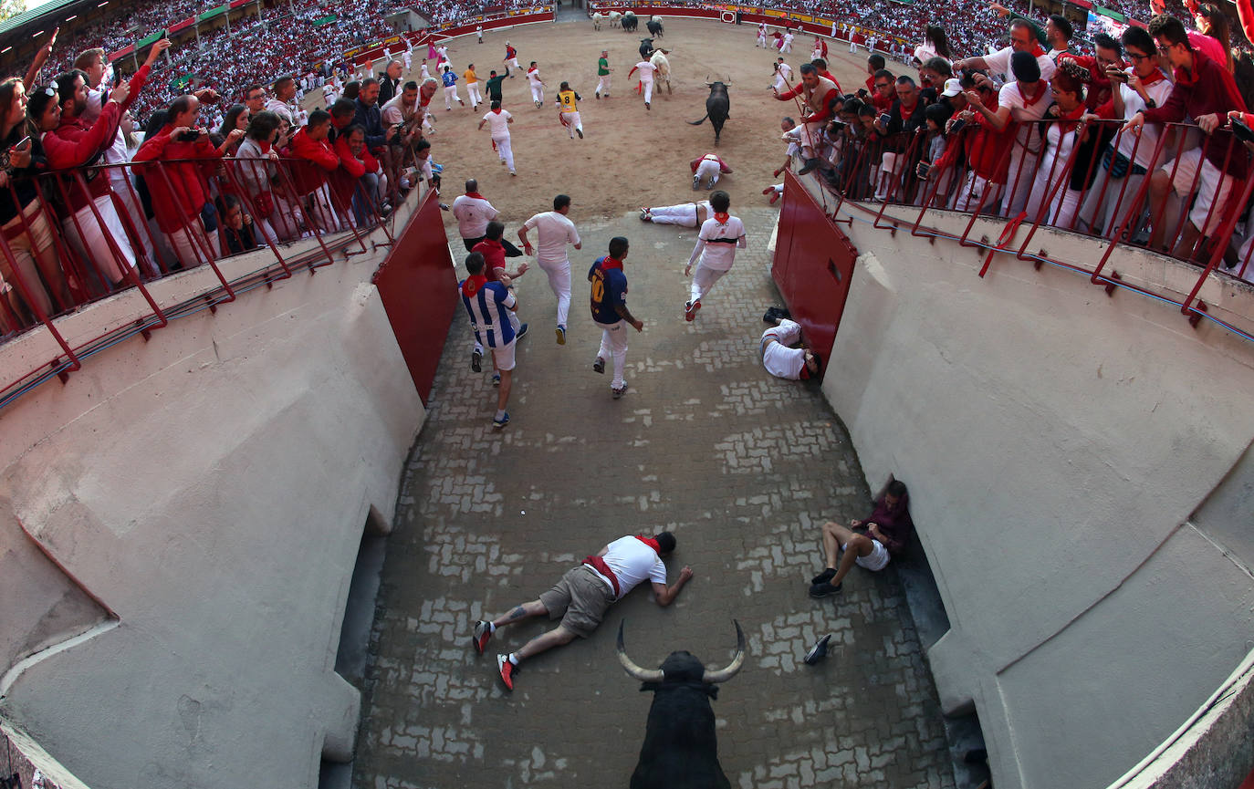 Los toros de Jandilla siguen la tónica de encierro veloz. Los astados dejan fuera su fama de peligrosos tras realizar un recorrido rápido y ordenado en dos minutos y diecinueve segundos. La carrera ha finalizado sin heridos, aunque con bastantes golpes.