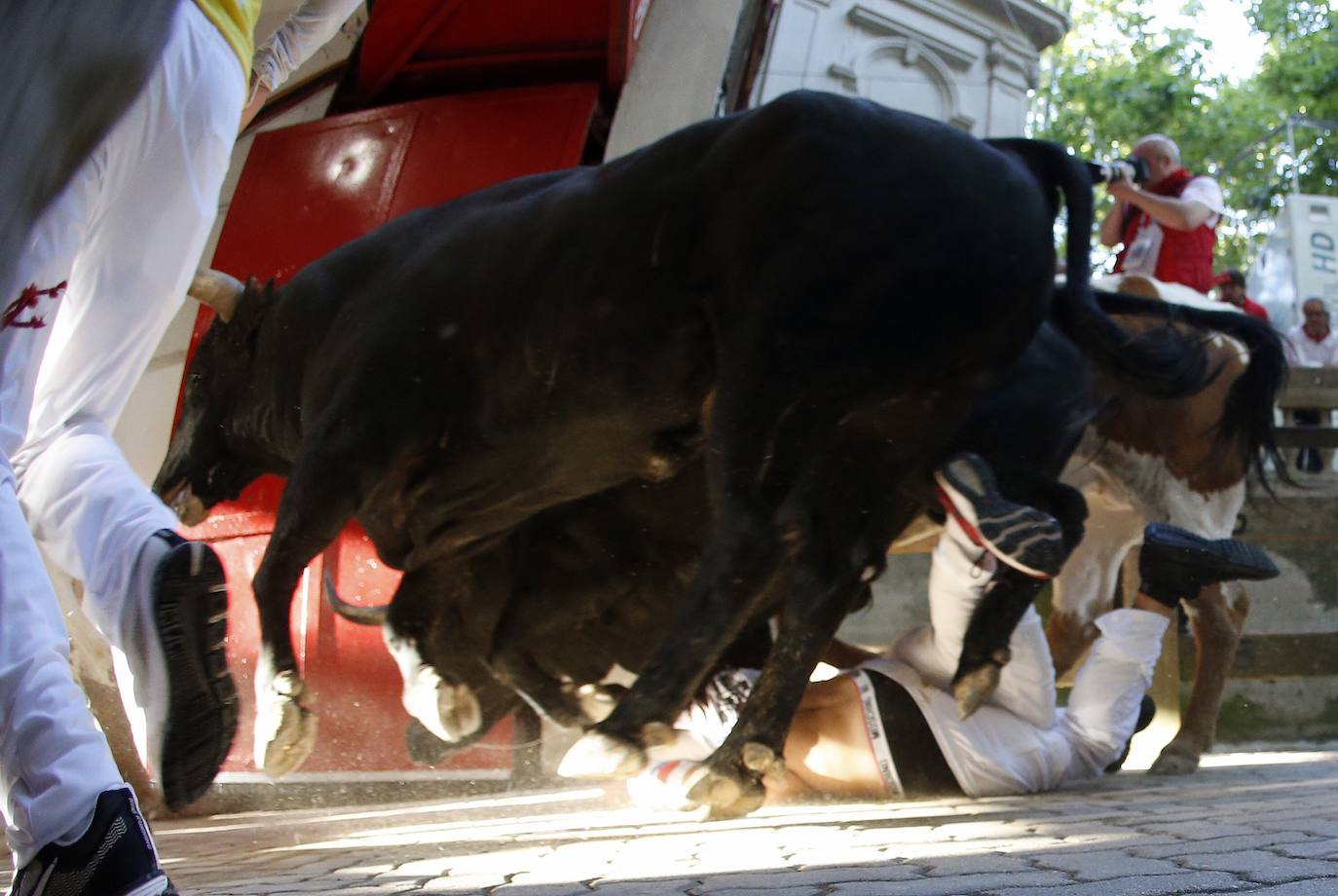 Los toros de Jandilla siguen la tónica de encierro veloz. Los astados dejan fuera su fama de peligrosos tras realizar un recorrido rápido y ordenado en dos minutos y diecinueve segundos. La carrera ha finalizado sin heridos, aunque con bastantes golpes.