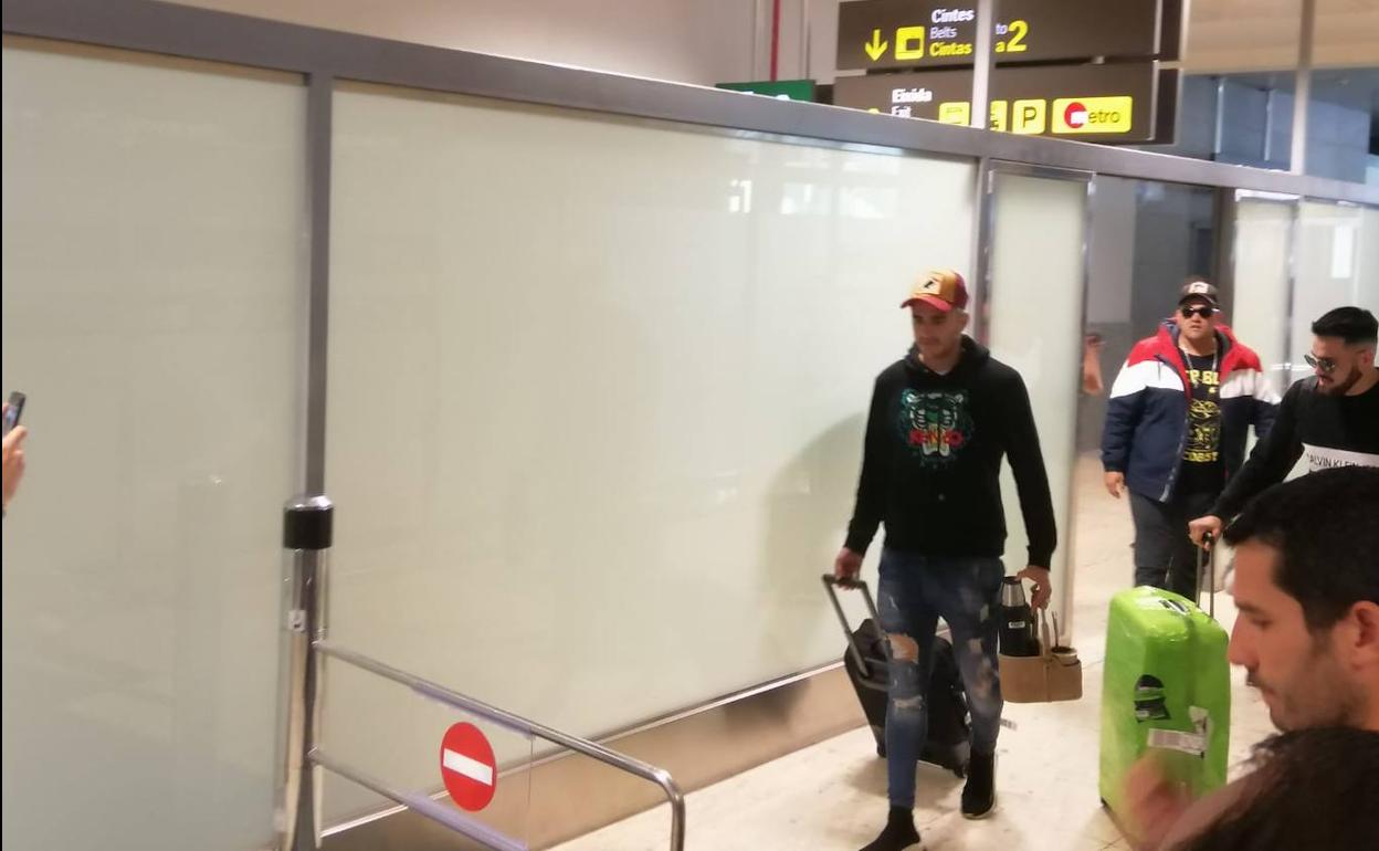 Maxi Gómez a su llegada esta mañana al aeropuerto de Valencia.