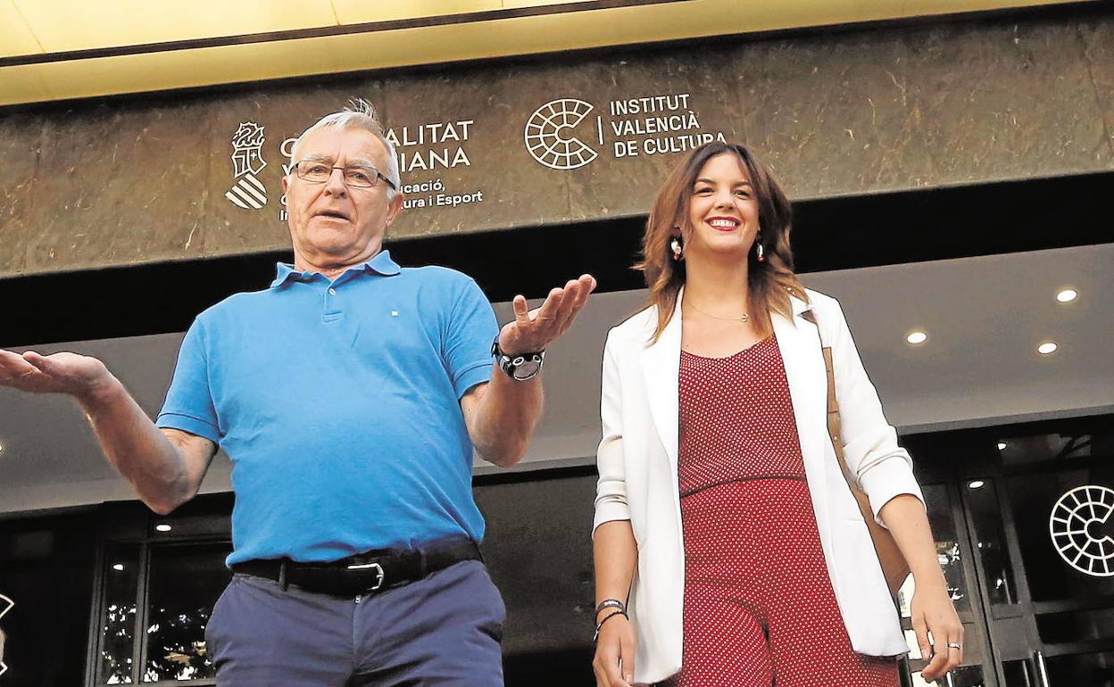 El alcalde Ribó y la concejala Sandra Gómez el pasado día 7 en la puerta del Teatro Rialto