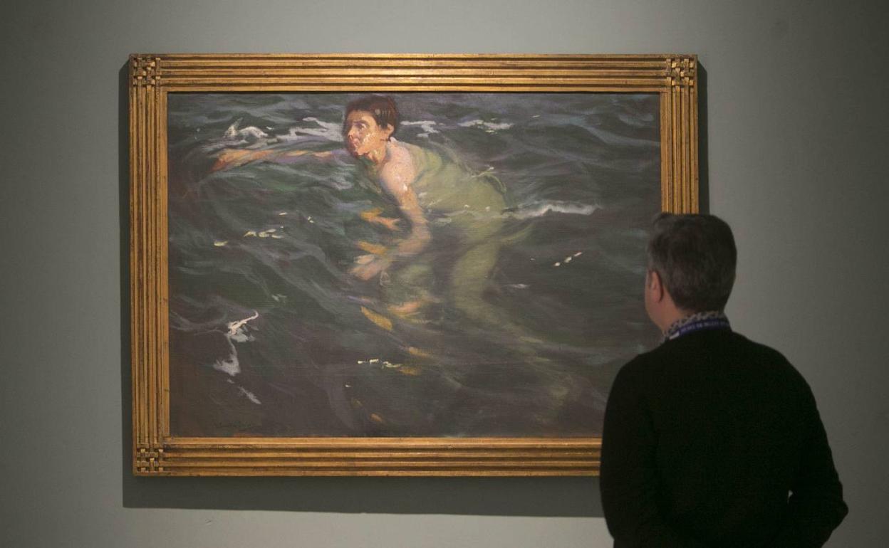 Un hombre observa 'Los nadadores' de Joaquín Sorolla. 