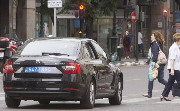 Un vehículo de alquiler con conductor circula por las calles de Valencia.