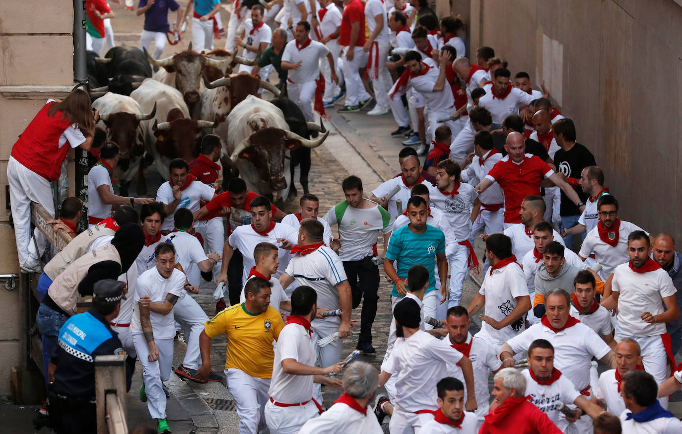 Los toros de la ganadería madrileña de Victoriano del Río han corrido este jueves un quinto encierro algo menos rápido que los anteriores (2 minutos y 50 segundos) y con más emoción porque una manada más estirada ha permitido colocarse mejor a los mozos, uno de los cuales, un valenciano de 27 años, ha resultado herido por asta en un brazo.