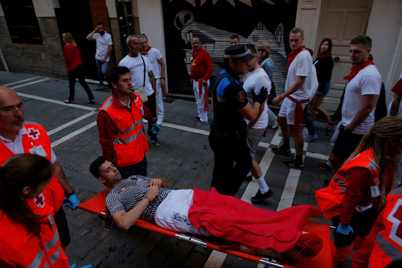 Los toros de la ganadería madrileña de Victoriano del Río han corrido este jueves un quinto encierro algo menos rápido que los anteriores (2 minutos y 50 segundos) y con más emoción porque una manada más estirada ha permitido colocarse mejor a los mozos, uno de los cuales, un valenciano de 27 años, ha resultado herido por asta en un brazo.