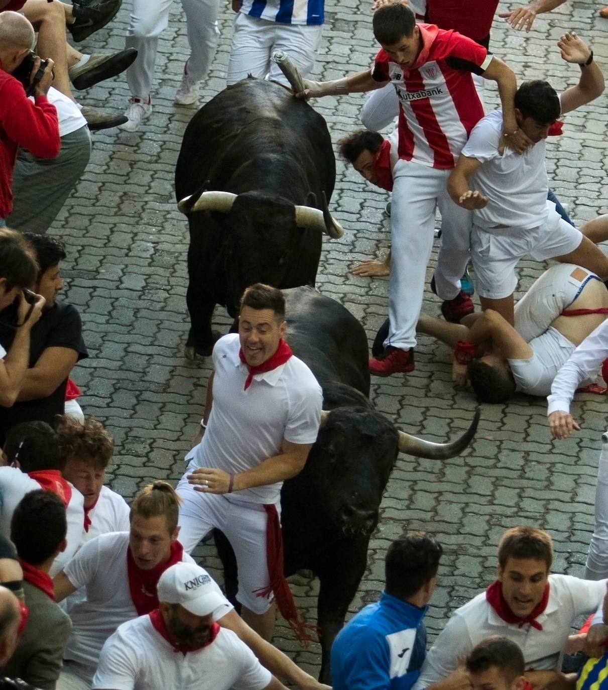 Los toros de la ganadería madrileña de Victoriano del Río han corrido este jueves un quinto encierro algo menos rápido que los anteriores (2 minutos y 50 segundos) y con más emoción porque una manada más estirada ha permitido colocarse mejor a los mozos, uno de los cuales, un valenciano de 27 años, ha resultado herido por asta en un brazo.