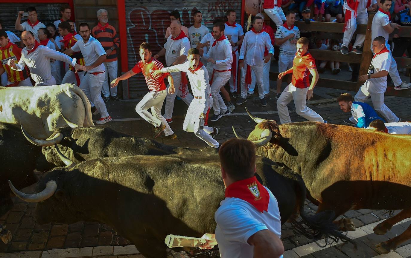 Los toros de la ganadería madrileña de Victoriano del Río han corrido este jueves un quinto encierro algo menos rápido que los anteriores (2 minutos y 50 segundos) y con más emoción porque una manada más estirada ha permitido colocarse mejor a los mozos, uno de los cuales, un valenciano de 27 años, ha resultado herido por asta en un brazo.