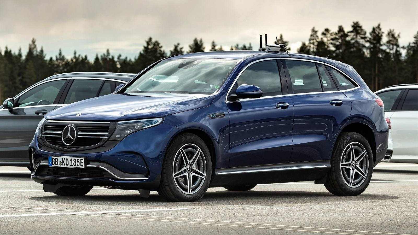 Llega el SUV eléctrico de Mercedes, el EQC. Y como suele ser norma en la marca, lo hace a lo grande, con una autonomía de 471 kilómetros y nuevas vías en el campo de la electromovilidad.