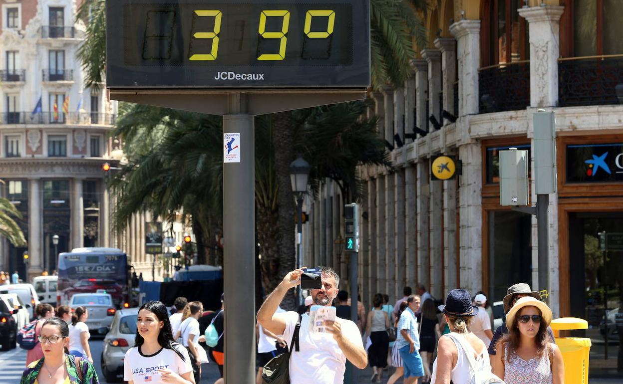 Sanidad declara la alerta por calor máximo en 10 comarcas valencianas