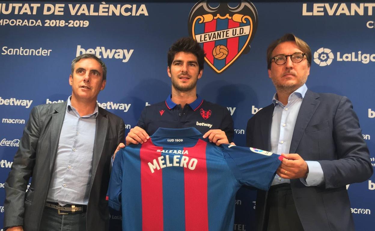 Melero posa con su nueva camiseta entre Manolo Salvador y Quico Catalán.