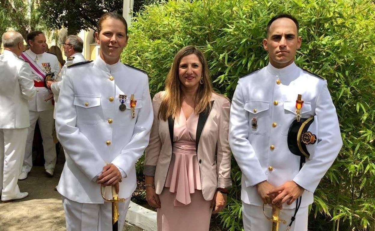 Vanessa Antuña Fernández, del Cuerpo General de la Armada, y Jesús Alba Mejías, del Cuerpo de Infantería de Marina junto con Irene García, presidenta de la Diputación Provincial de Cádiz. 