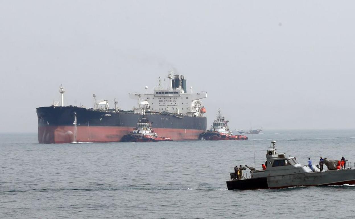 Liberan a los cuatro tripulantes del petrolero iraní detenidos en Gibraltar