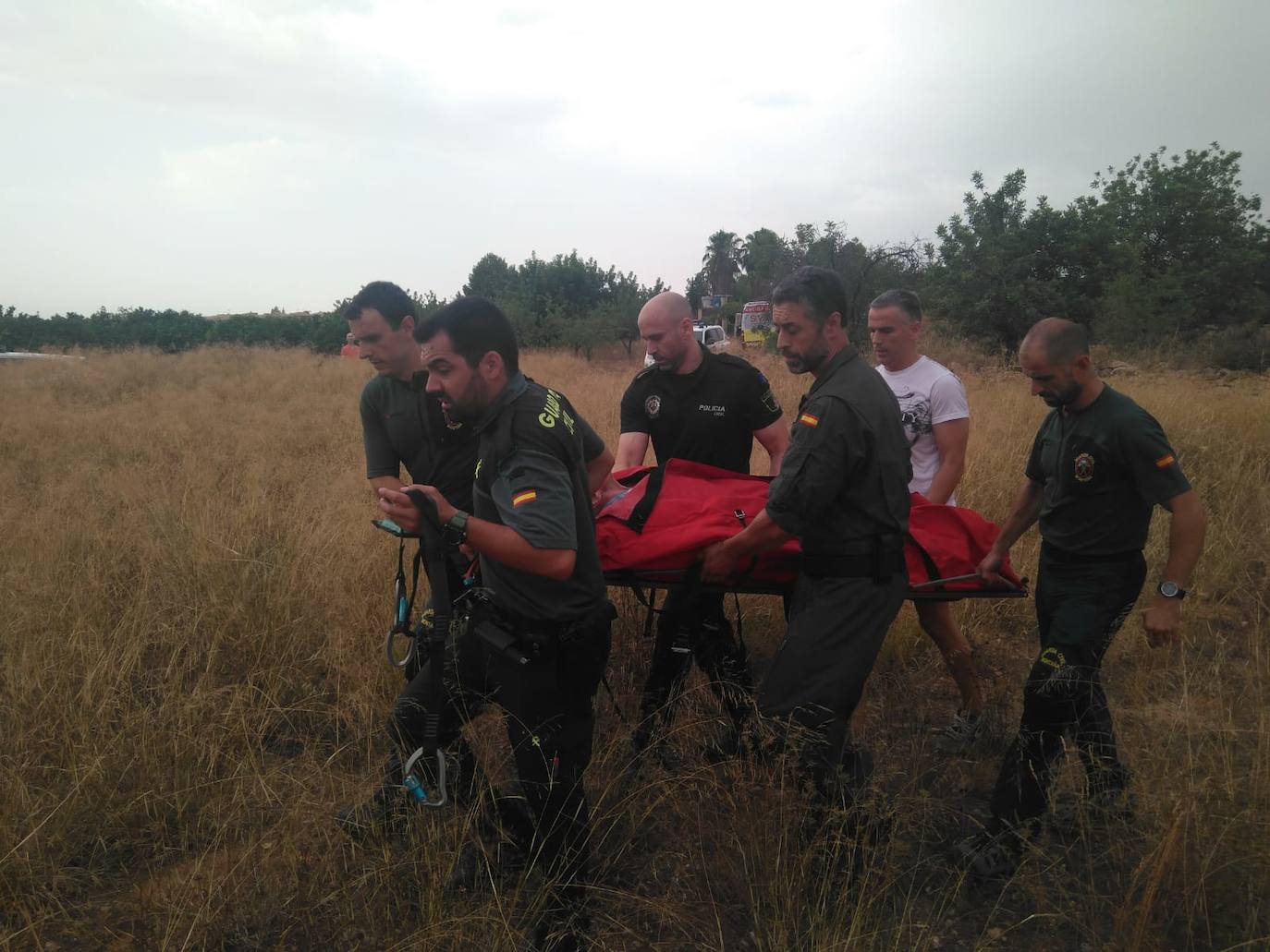 Fotos: Rescatan a un anciano con Parkinson que cayó en un campo de Llíria