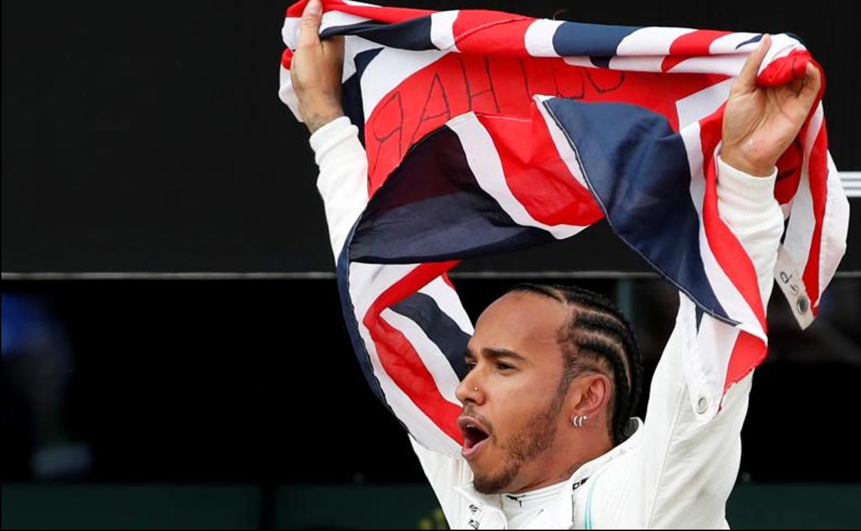 Lewis Hamilton celebra su victoria. 