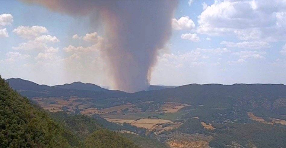 Un incendio forestal en Beneixama (Alicante), cerca de la comarca de la Vall d'Albaida (Valencia) ha movilizado a medio centenar de vehículos y equipos terrestres y una quincena de aéreos.