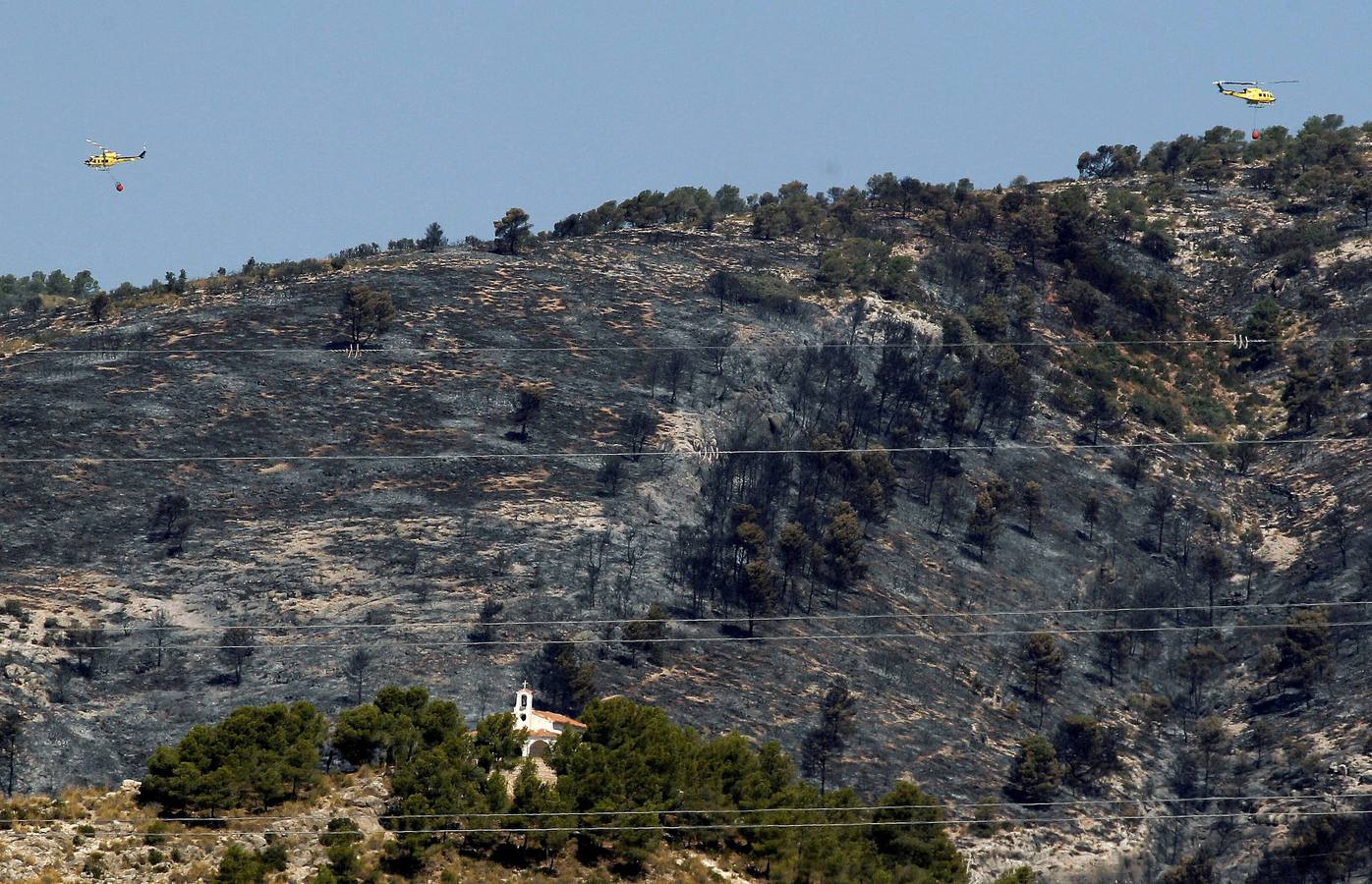 Un incendio forestal en Beneixama (interior norte de Alicante) ya se encuentra estabilizado y sin llama este martes.