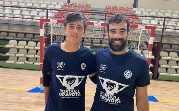 El portero del infantil del Paidos, José Iglesias, junto a Alfonso Prieto, portero del Levante UD Futsal. 