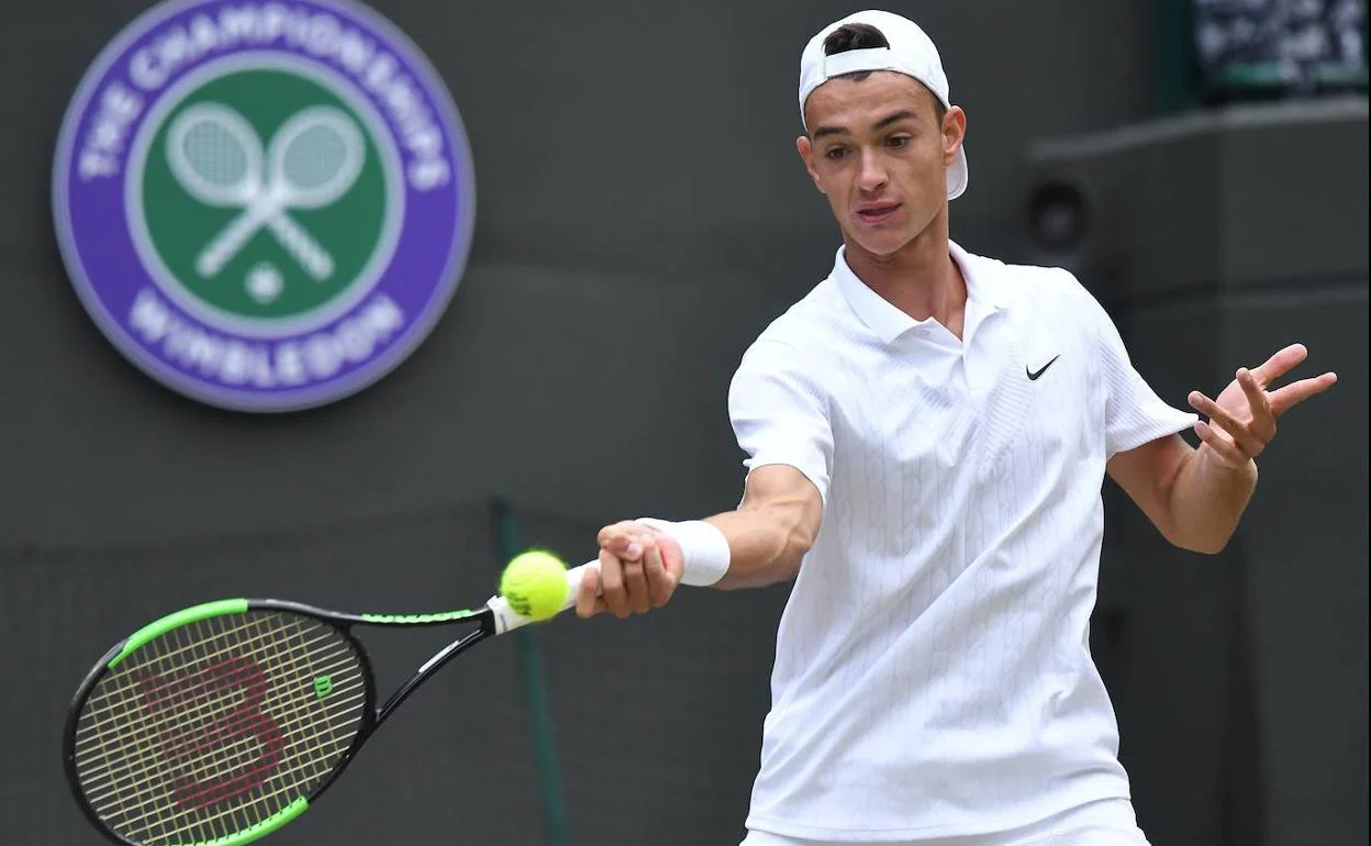 Carlos Gimeno golpea de derecha dutante la final de ayer. 