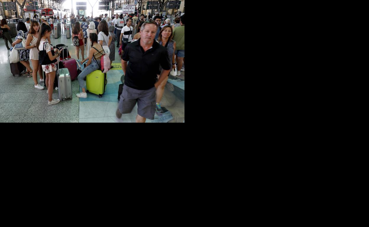 Decenas de pasajeros afectados por la huelga, este lunes en la estación del Norte.