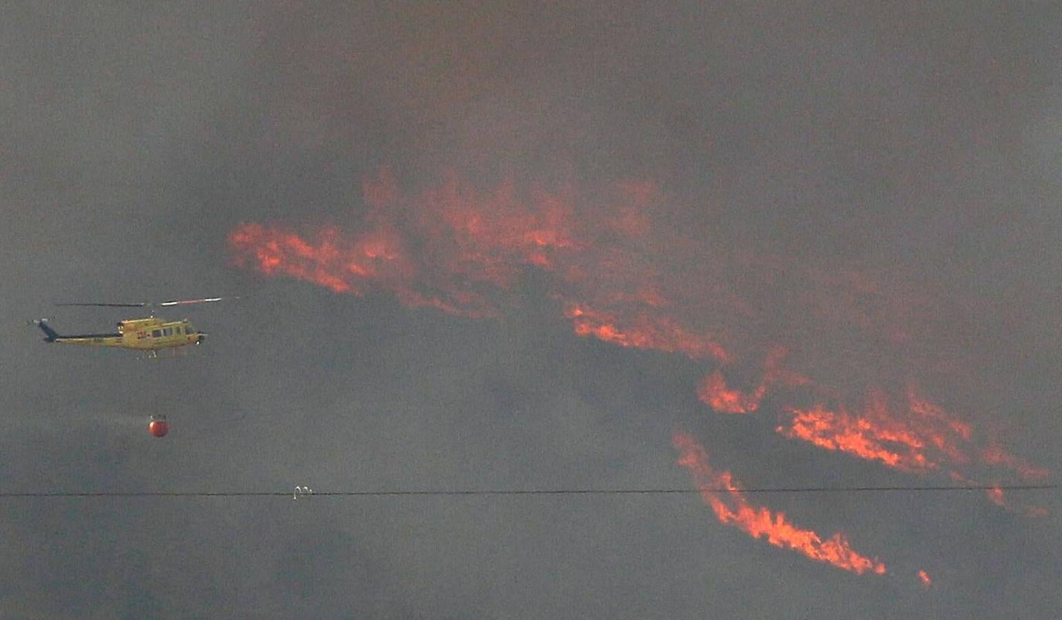 Un incendio forestal en Beneixama (interior norte de Alicante), cerca de la comarca de la Vall d'Albaida (Valencia), ha movilizado a media tarde del lunes a medio centenar de vehículos y equipos terrestres y una quincena de aéreos.