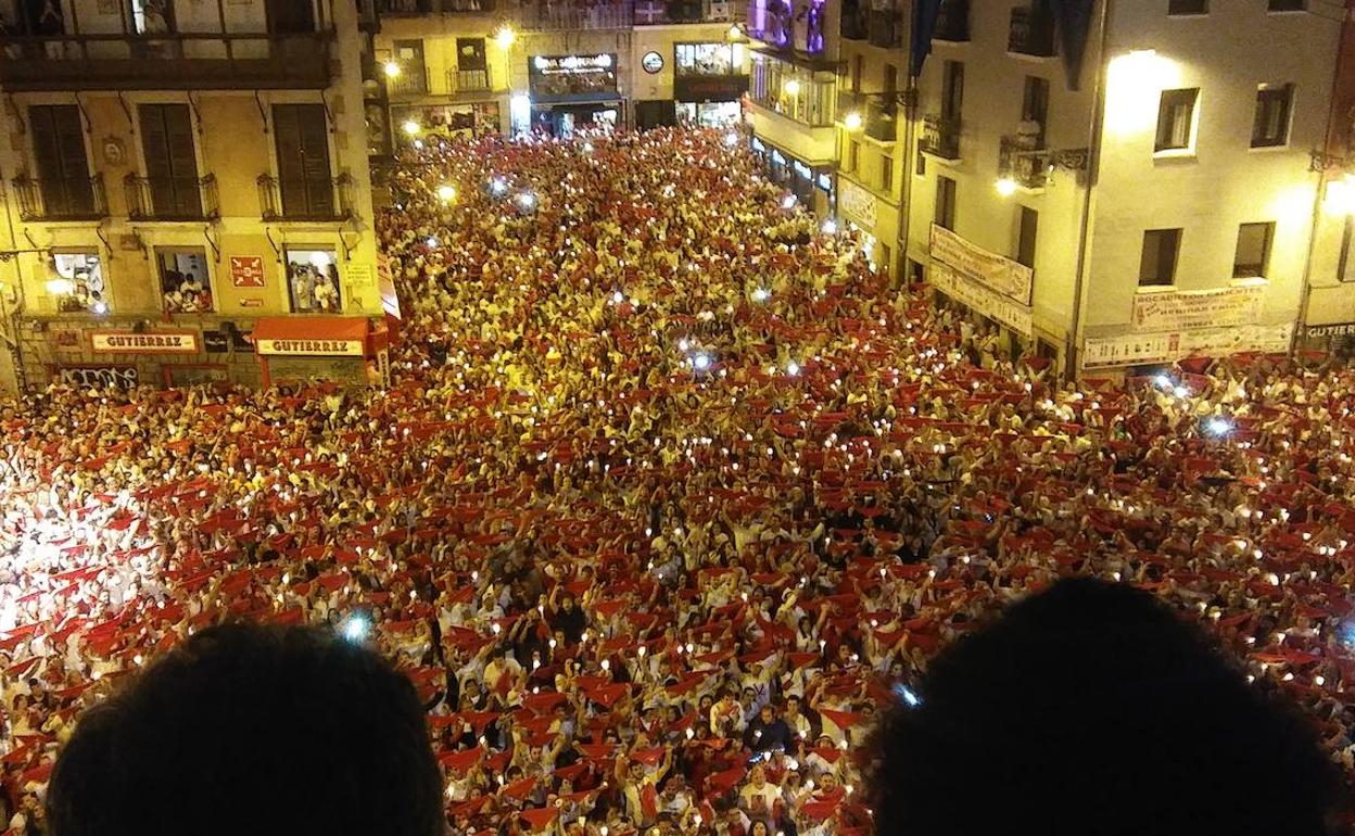 Una multitud de personas cantan el 'Pobre de mí'. 