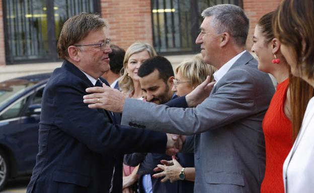 El presidente Ximo Puig saluda al conseller Rafael Climent y al resto de miembros de su gobierno en Burriana.