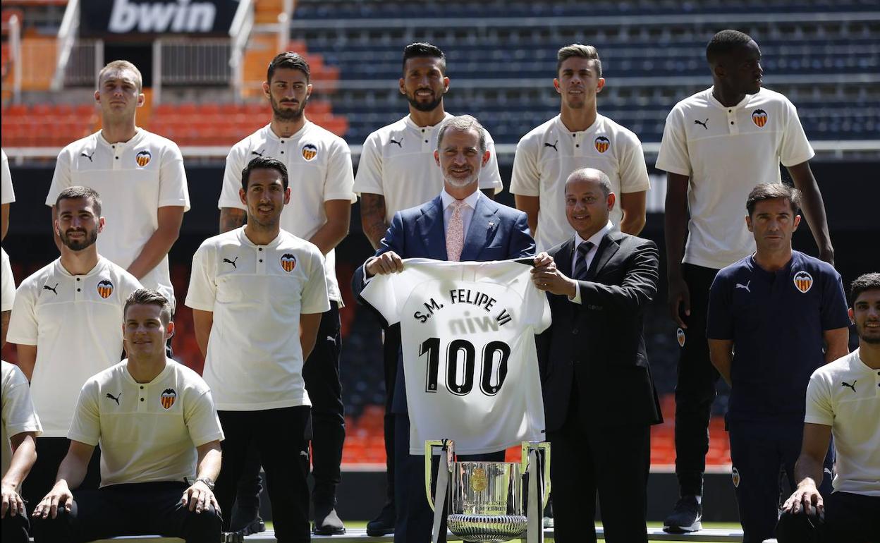 El rey Felipe VI posa en el estadio de Mestalla con directivos y jugadores del Valencia CF con motivo del centenario del club valencianista.