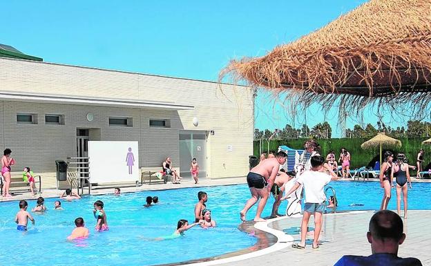 Muchos vecinos ya disfrutan de la piscina de Sueca. 
