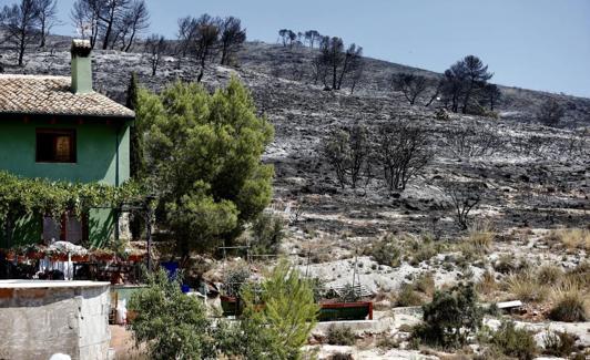 Una vivienda, junto a la zona quemada.