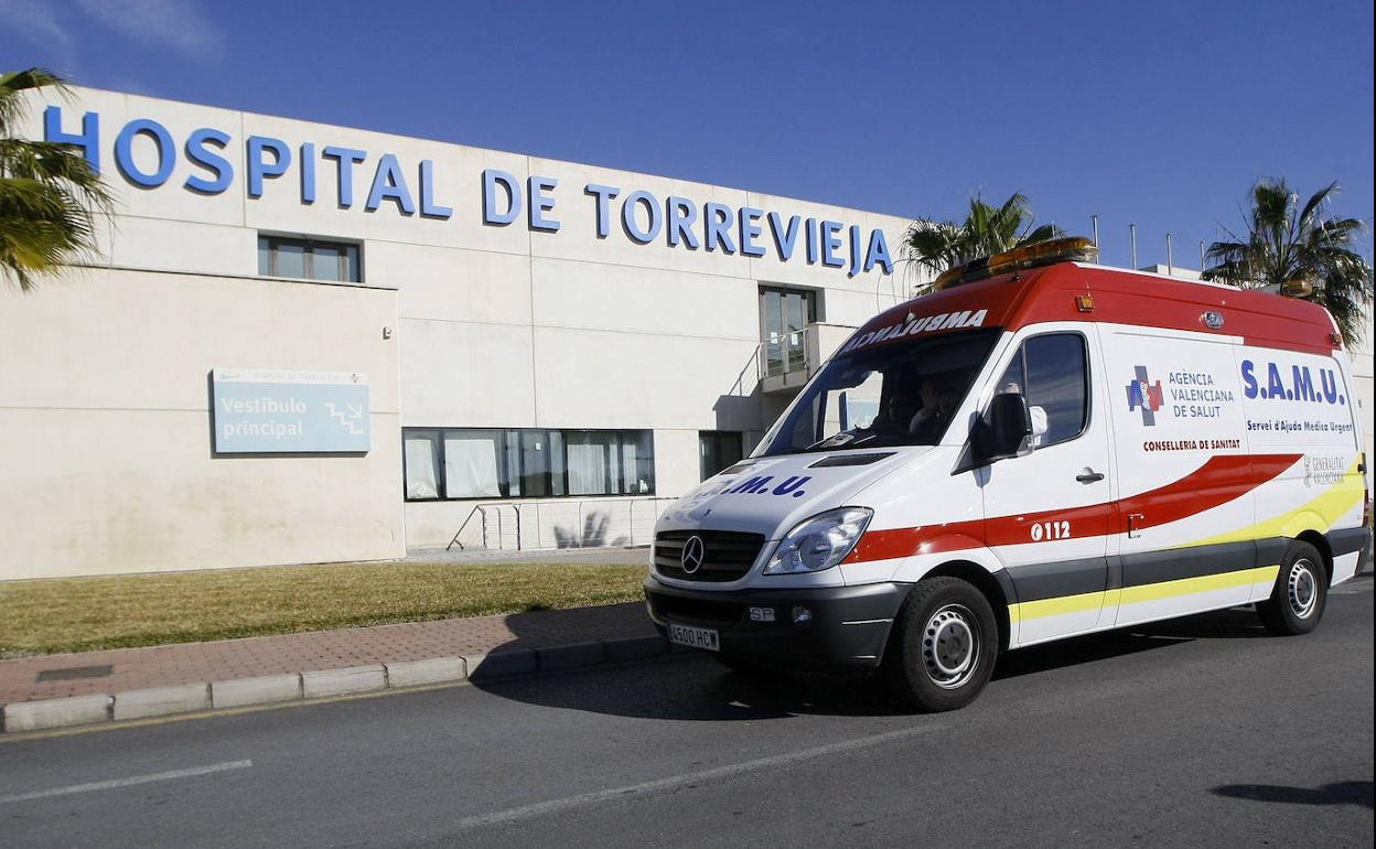 El hospital de Torrevieja, donde ha sido trasladado el bañista.