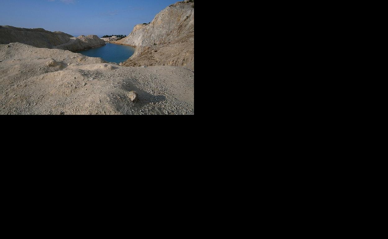 El Monte Neme, con un lago artificial de aguas cristalinas, es un auténtico imán para turistas.