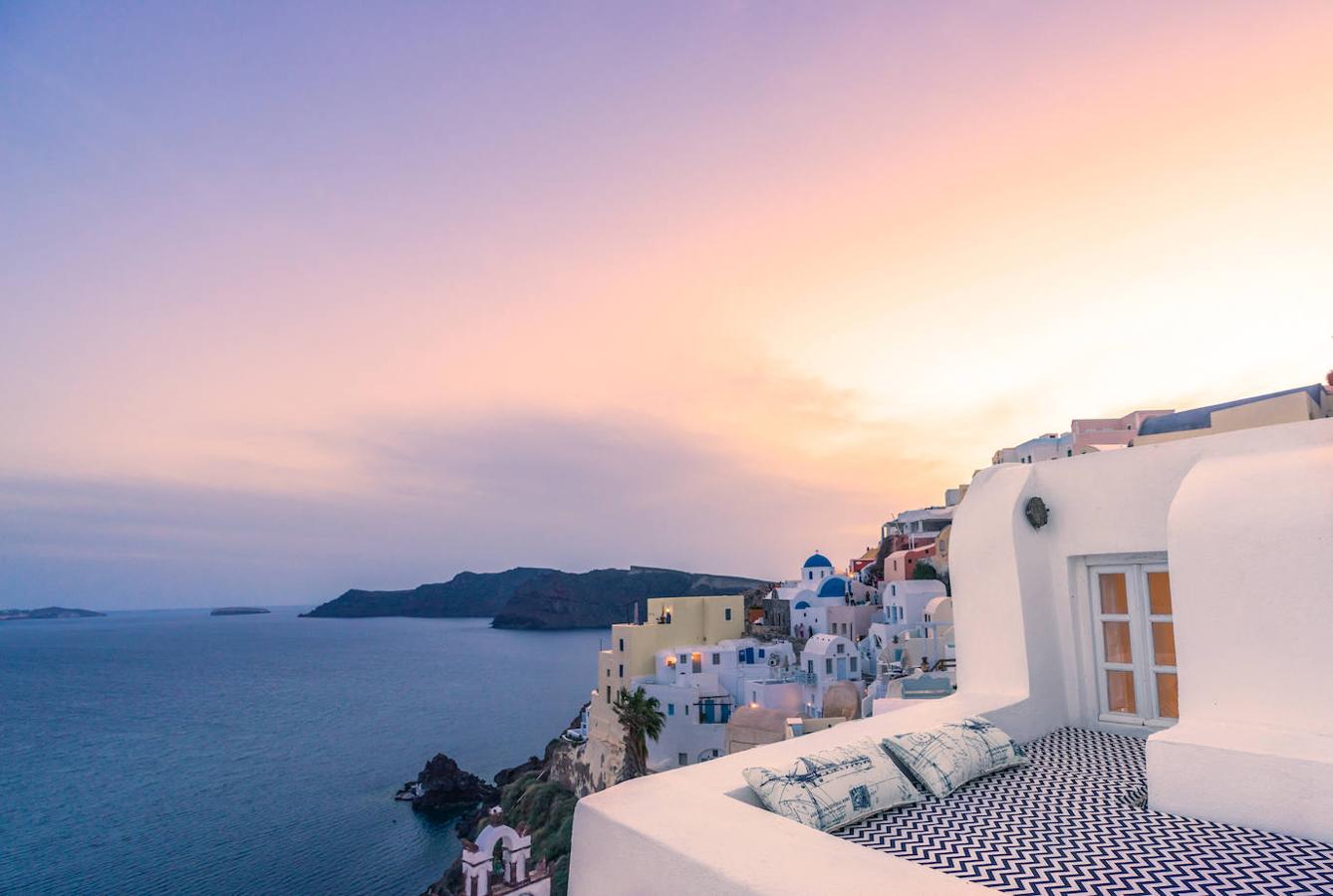 Fotografía en Santorini. Si eres un amante de la fotografía, esta isla griega es el destino perfecto para entrenar tus habilidades con la cámara. Cierto es que el escenario ayuda mucho: casas blancas, un mar turquesa y unos atardeceres de ensueño. Santorini se convierte en el lugar idóneo para sacar el máximo partido a las fotografías y convertir tu pasión en vocación.