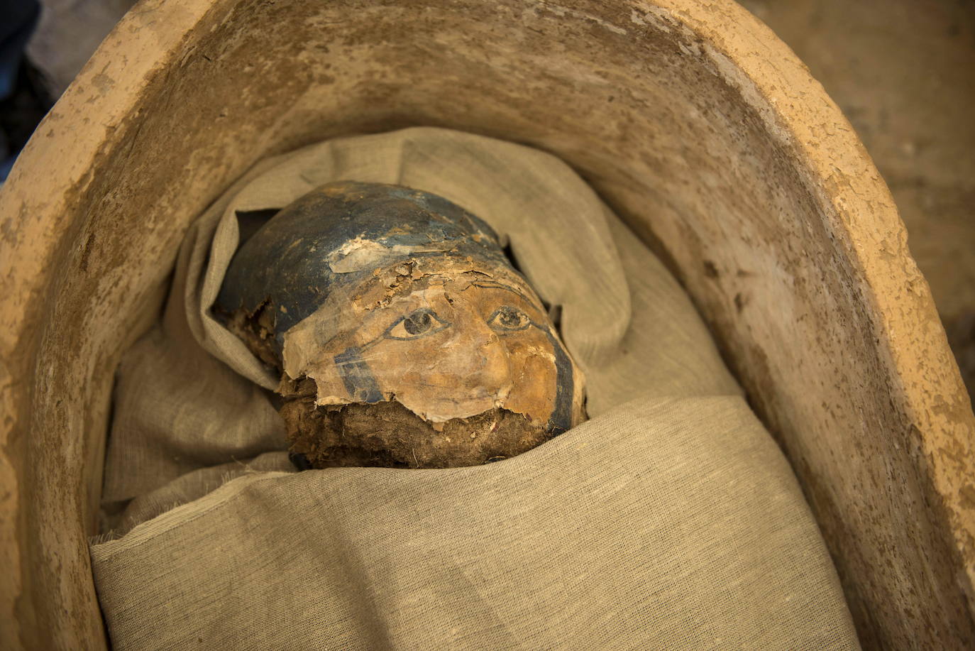 Las autoridades egipcias han abierto el acceso a los turistas de dos pirámides en Dahshur, en el sur de El Cairo, y con ellas se ha desvelado una gran colección de sarcófagos, algunos con momias en buen estado de conservación. Una pirámide construida por el faraón Sneferu, fundador de la cuarta dinastía de los faraones de Egipto, y otra vecina, están accesibles al público por primera vez desde 1965. Desde hace varios años, las autoridades de Egipto anuncian regularmente descubrimientos arqueológicos con el fin de relanzar el turismo, afectado por la inestabilidad política y los atentados registrados tras la revolución egipcia de 2011.