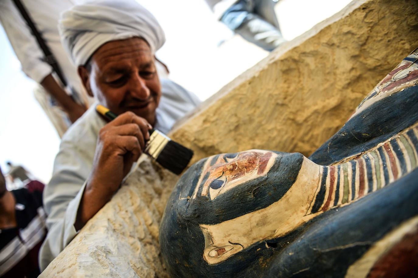 Las autoridades egipcias han abierto el acceso a los turistas de dos pirámides en Dahshur, en el sur de El Cairo, y con ellas se ha desvelado una gran colección de sarcófagos, algunos con momias en buen estado de conservación. Una pirámide construida por el faraón Sneferu, fundador de la cuarta dinastía de los faraones de Egipto, y otra vecina, están accesibles al público por primera vez desde 1965. Desde hace varios años, las autoridades de Egipto anuncian regularmente descubrimientos arqueológicos con el fin de relanzar el turismo, afectado por la inestabilidad política y los atentados registrados tras la revolución egipcia de 2011.