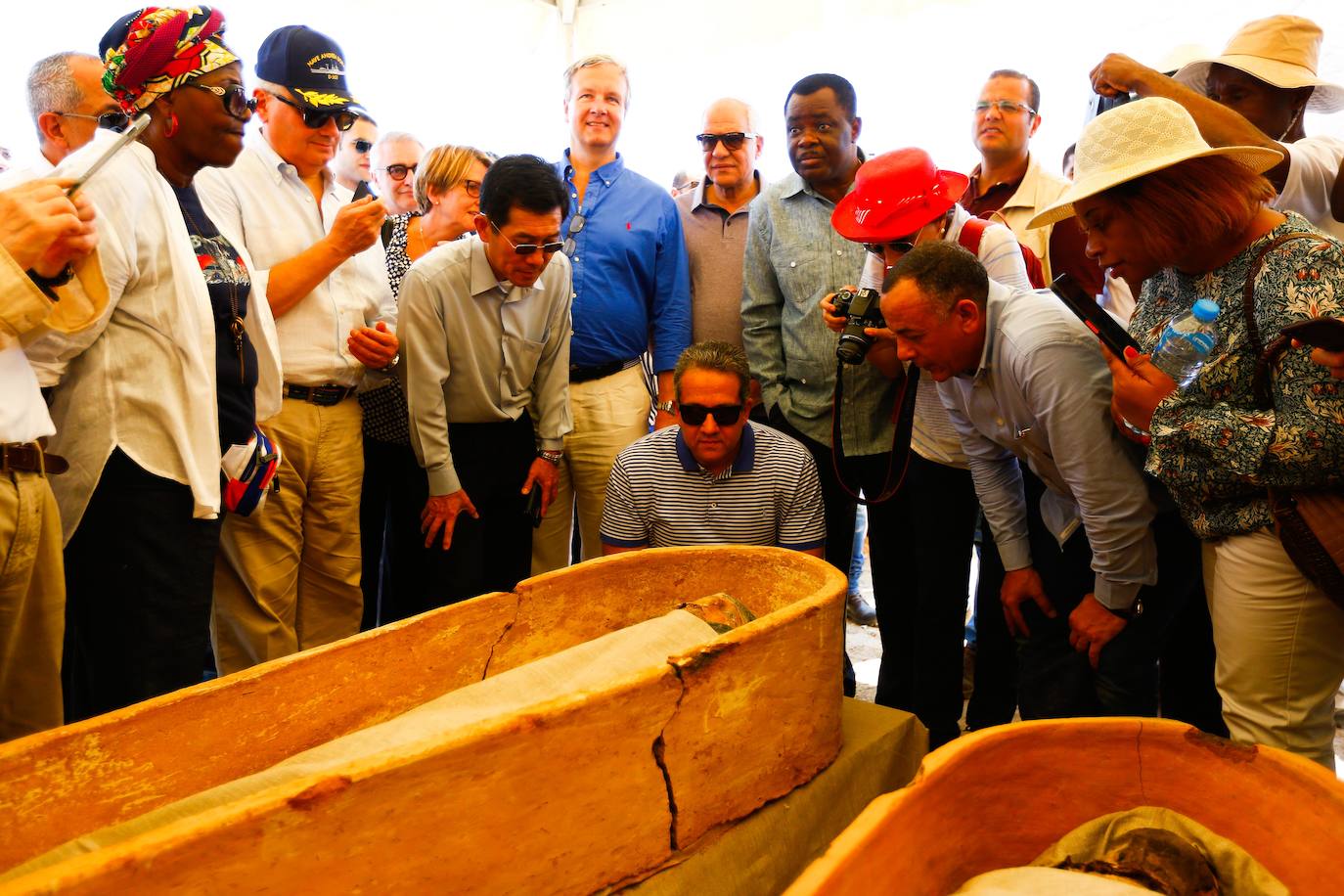 Las autoridades egipcias han abierto el acceso a los turistas de dos pirámides en Dahshur, en el sur de El Cairo, y con ellas se ha desvelado una gran colección de sarcófagos, algunos con momias en buen estado de conservación. Una pirámide construida por el faraón Sneferu, fundador de la cuarta dinastía de los faraones de Egipto, y otra vecina, están accesibles al público por primera vez desde 1965. Desde hace varios años, las autoridades de Egipto anuncian regularmente descubrimientos arqueológicos con el fin de relanzar el turismo, afectado por la inestabilidad política y los atentados registrados tras la revolución egipcia de 2011.