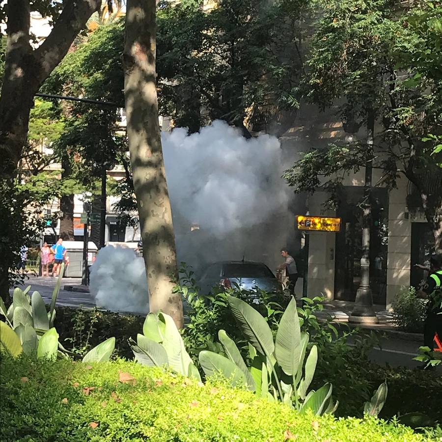 La Gran Vía Marqués del Turia de Valencia y varias calles adyacentes han sido  cortadas por el riesgo de explosión de un coche  que se ha incendiado.