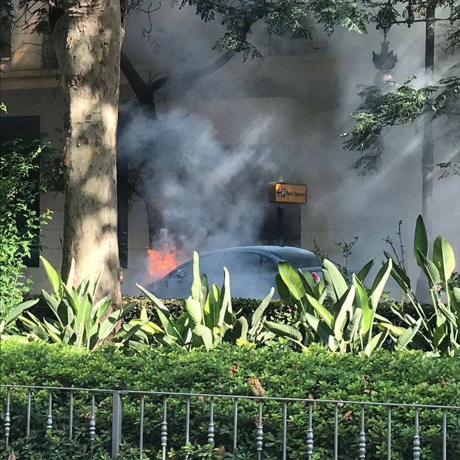 La Gran Vía Marqués del Turia de Valencia y varias calles adyacentes han sido  cortadas por el riesgo de explosión de un coche  que se ha incendiado.