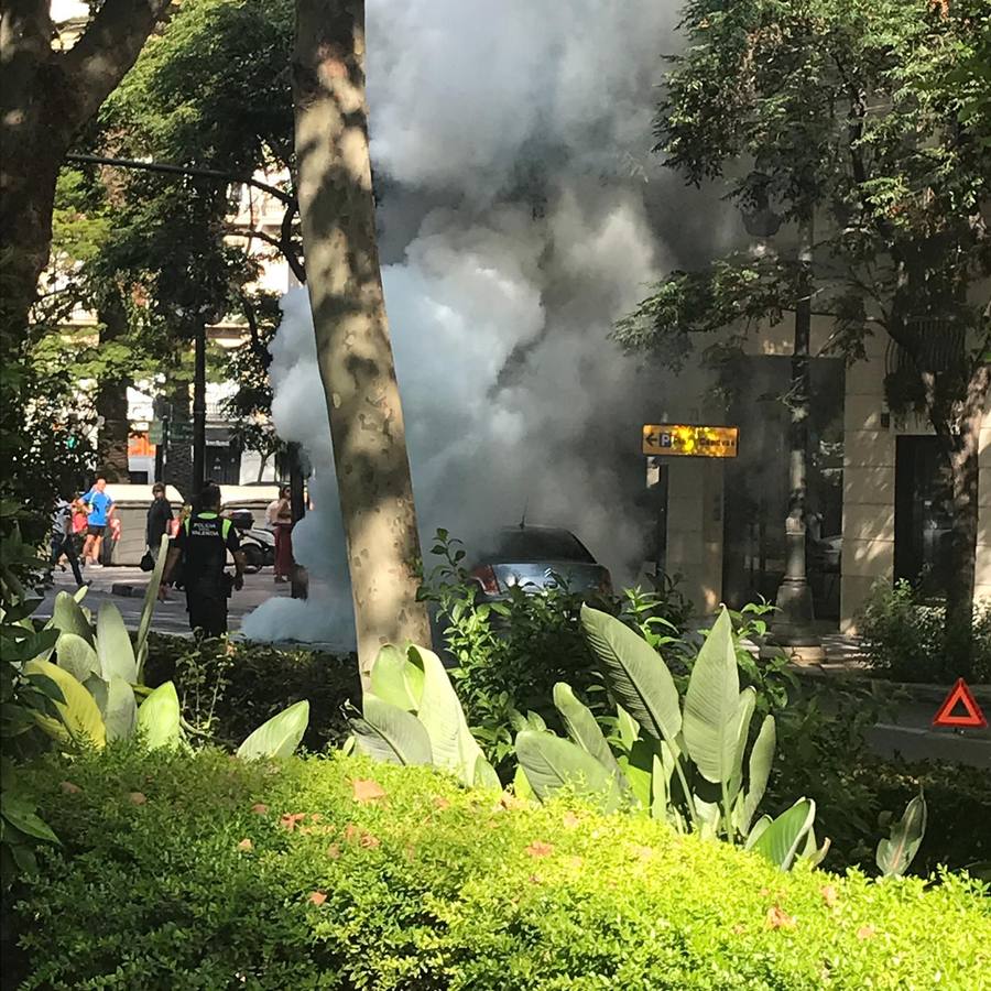 La Gran Vía Marqués del Turia de Valencia y varias calles adyacentes han sido  cortadas por el riesgo de explosión de un coche  que se ha incendiado.