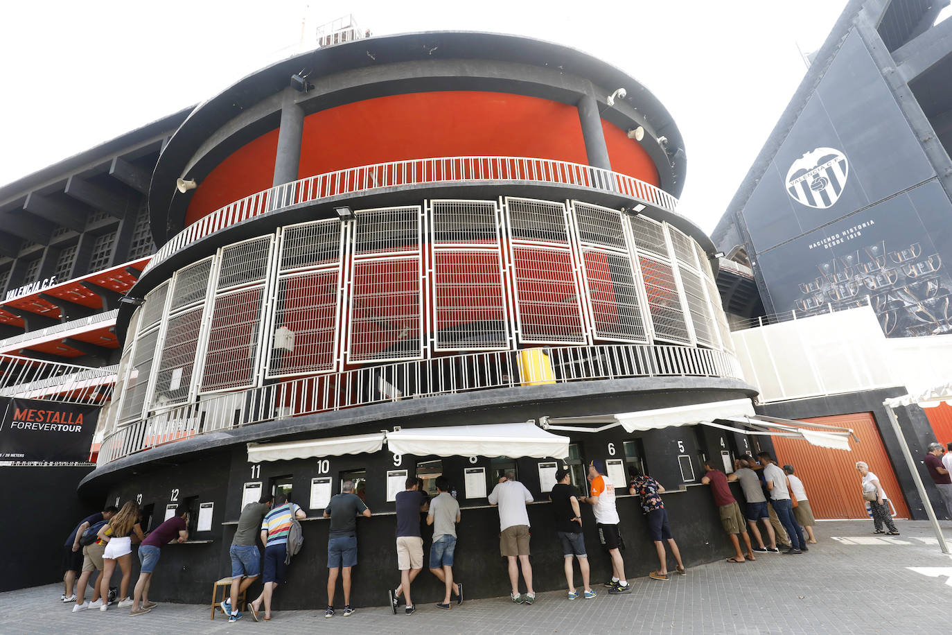 Imágenes de la cola formada por abonados del Valencia CF alrededor del estadio de Mestalla para cambiar de asiento sus abonos