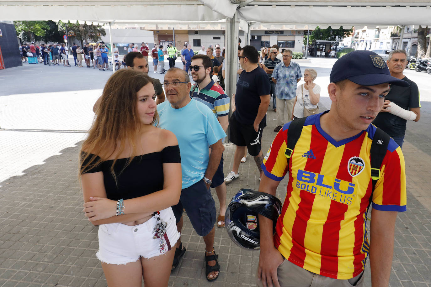 Imágenes de la cola formada por abonados del Valencia CF alrededor del estadio de Mestalla para cambiar de asiento sus abonos