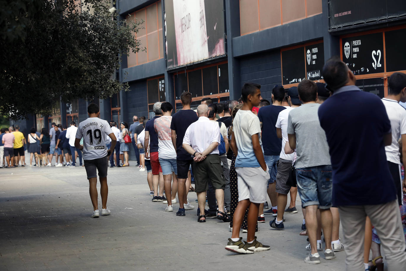 Imágenes de la cola formada por abonados del Valencia CF alrededor del estadio de Mestalla para cambiar de asiento sus abonos