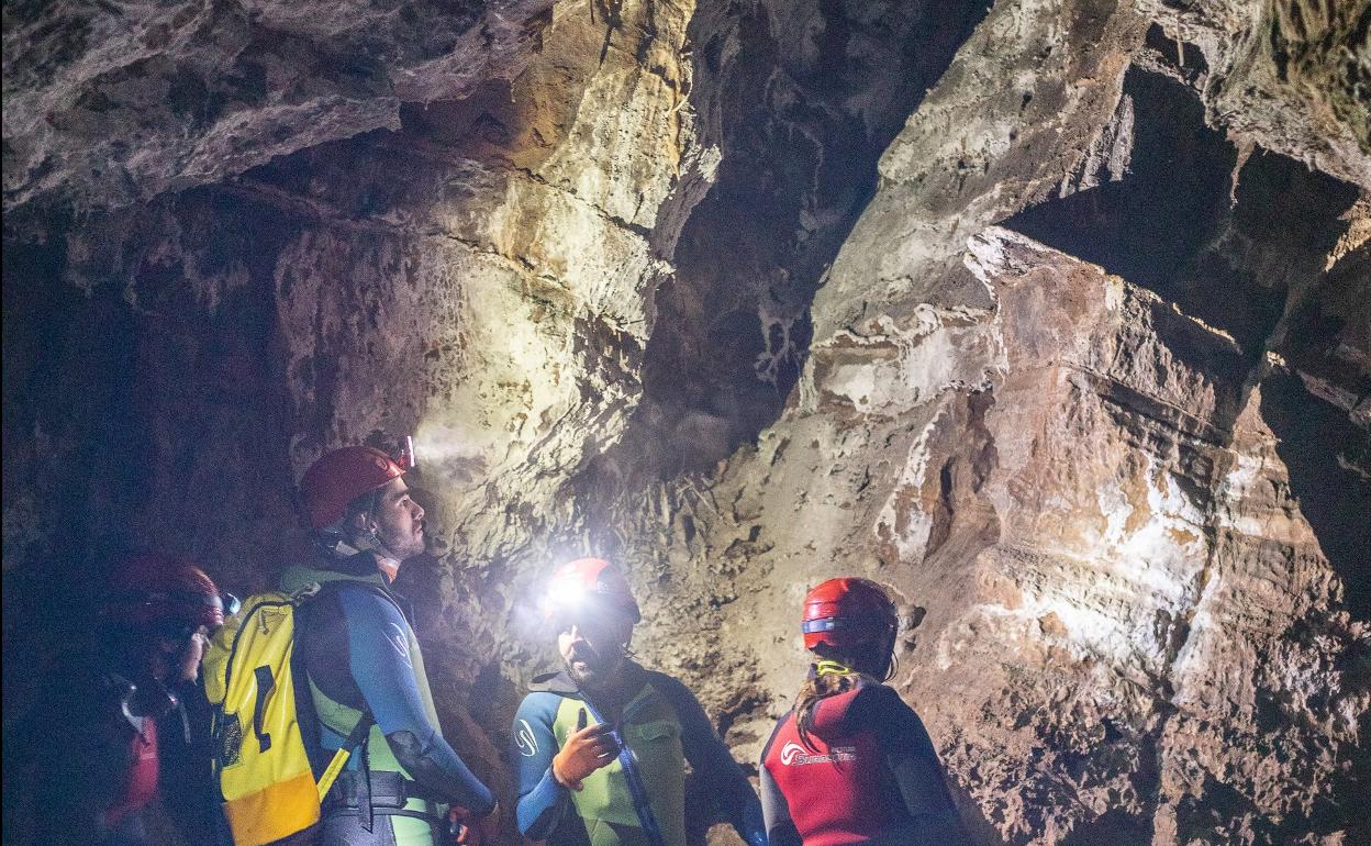 Interior. Imagen de un grupo de montañeros en la caverna. 