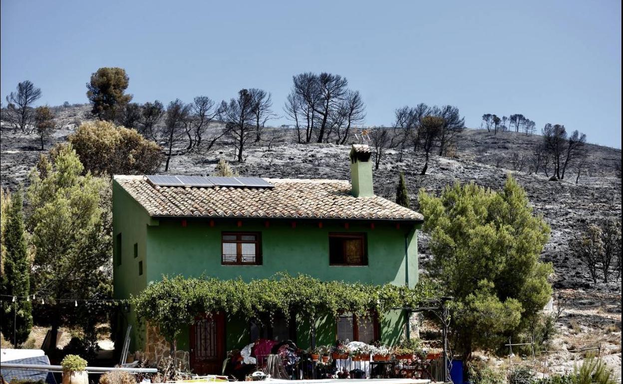 Controlado el incendio de Beneixama y los vecinos pueden regresar a sus casas